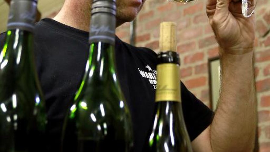 Le vigneron sud-africain Chris Mullineux goûte un vin de son domaine viticole à Riebeek Kasteel, dans le Swartland, le 28 novembre 2014