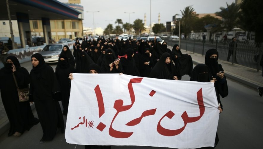 Manifestation de femmes du Bahrein contre l'exécution du chef religieux chiite Nimr Baqer al-Nimr, le 2 janvier 2016 à Jidhafs