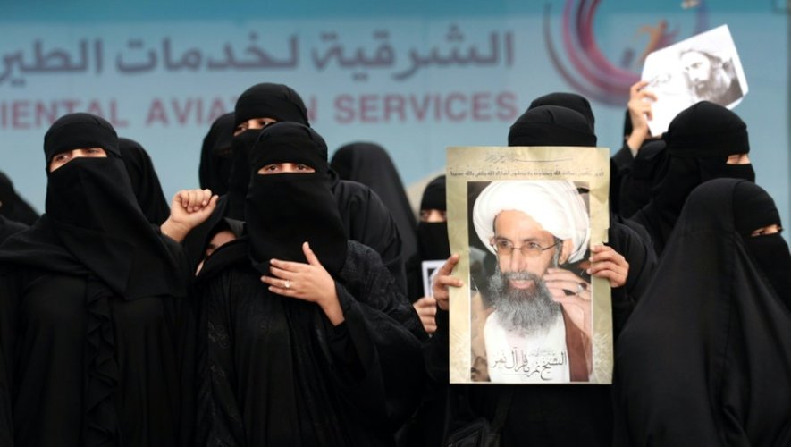 Des femmes chiites manifestent contre l'exécution de Nimr al-Nimr par les autorités saoudiennes, dans la ville de Qatif, en Arabie saoudite, le 2 janvier 2016