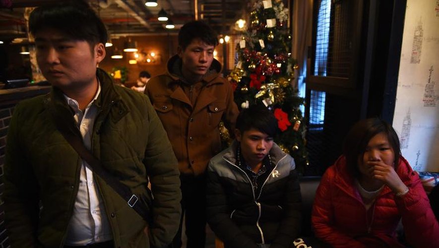Des proches des victimes rassemblés le 2 janvier 2015 à Shangai à l'endroit de la bousculade meurtrière du Nouvel An