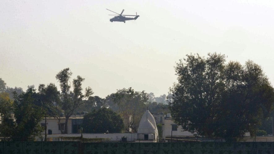 Un hélicoptère de l'armée indienne survole la base aérienne de Pathankot prise d'assaut le 2 janvier 2015