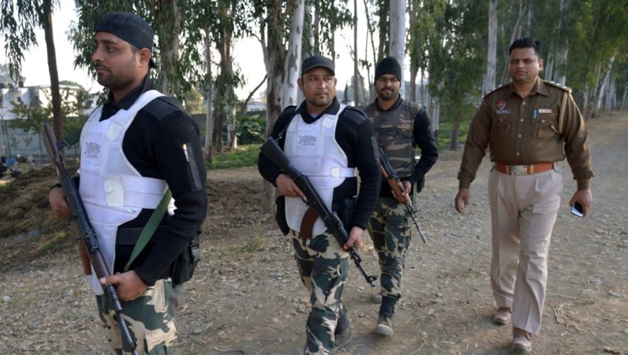 Des policiers indiens patrouillent près de la base militaire de Pathankot, cible d'une attaque terroriste, le 2 janvier 2016