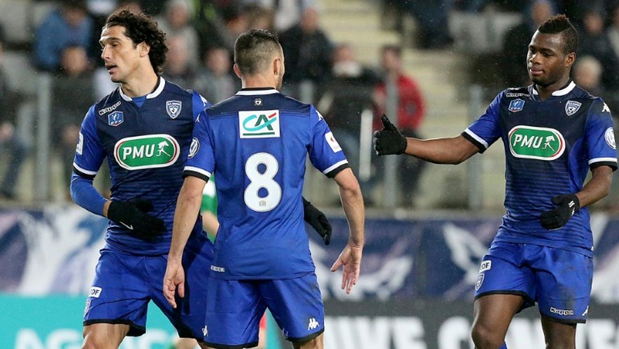 Les joueurs de Bastia se congratulent après le 1er but inscrit par Gaël Danic (N.8) sur la pelouse de sedan, le 2 janvier 2015