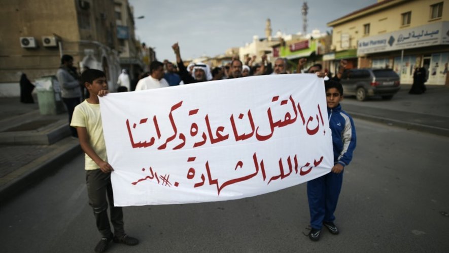 Des manifestants protestent contre l'exécution du chef religieux chiite Nimr Baqer al-Nimr, le 2 janvier 2016 à Jidhafs au Bahreïn