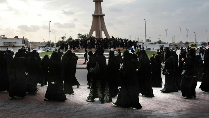 Des hommes et des femmes chiites manifestent contre l'exécution de Nimr al-Nimr par les autorités saoudiennes, dans la ville de Qatif, en Arabie saoudite, le 2 janvier 2016