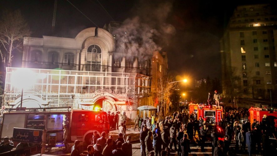 Des manifestants iraniens incendient une partie de l'ambassade saoudienne à Téhéran, le 2 janvier 2016