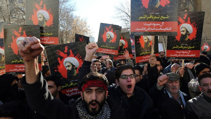 Des Iraniens défilent pour protester contre l'exécution de Nimr al-Nimr devant l'ambassade saoudienne à Téhéran le 3 janvier 2016