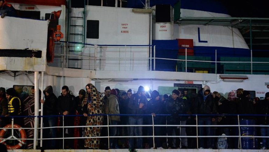 L'Ezadeem, le cargo abandonné avec quelque 450 migrants à bord, à son  arrivée le 2 janvier 2015 dans le port italien de Corigliano
