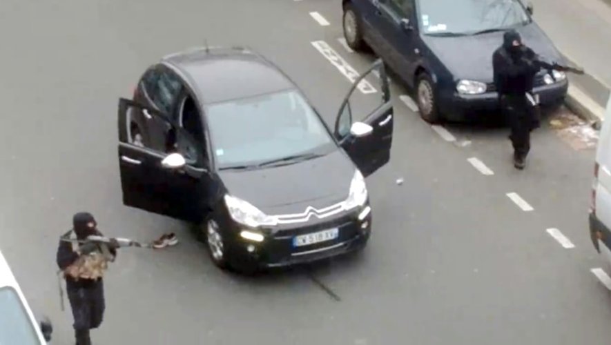 Capture d'écran des assaillants armés de kalachnikov, tirant sur un policier dans leur fuite après l'attaque contre Charlie Hebdo le 7 janvier 2015 à Paris