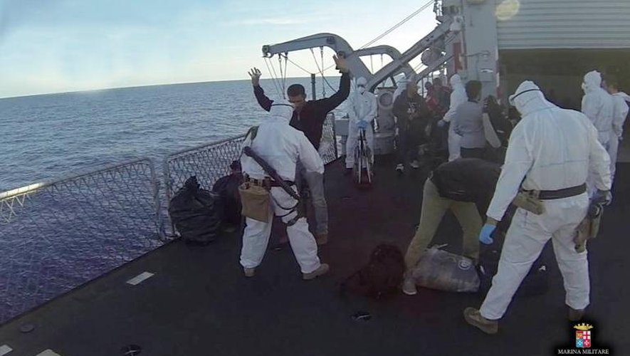 La marine italienne lors d'une opération de sauvetage de migrants à bord du "Vega" le 17 novembre 2014 au large de la Sicile