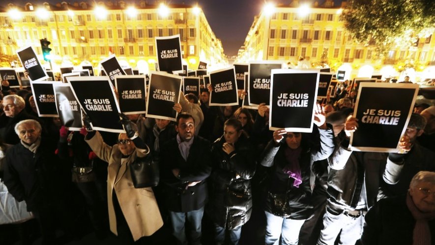 Des manifestants  scandent "Je suis Charlie" le 7 janvier 2015 à Nice
