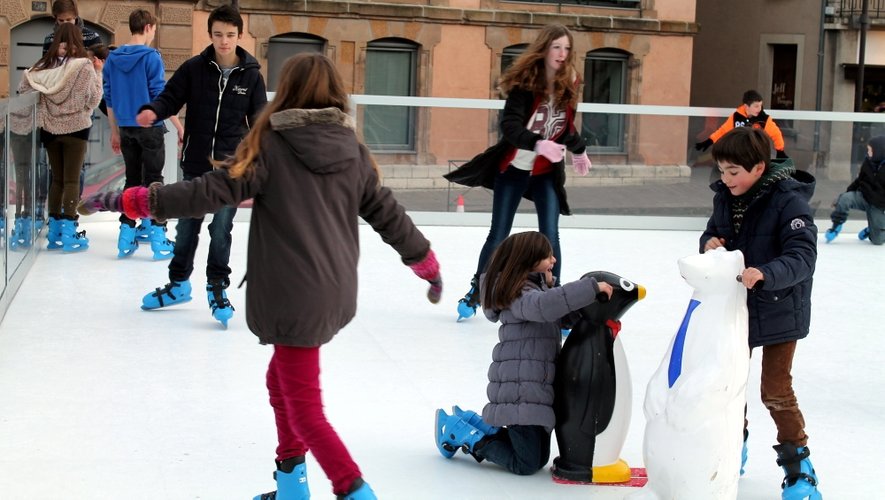 Dans le centre-ville de Rodez, la patinoire synthétique ouvre ses portes jusqu'à dimanche soir.