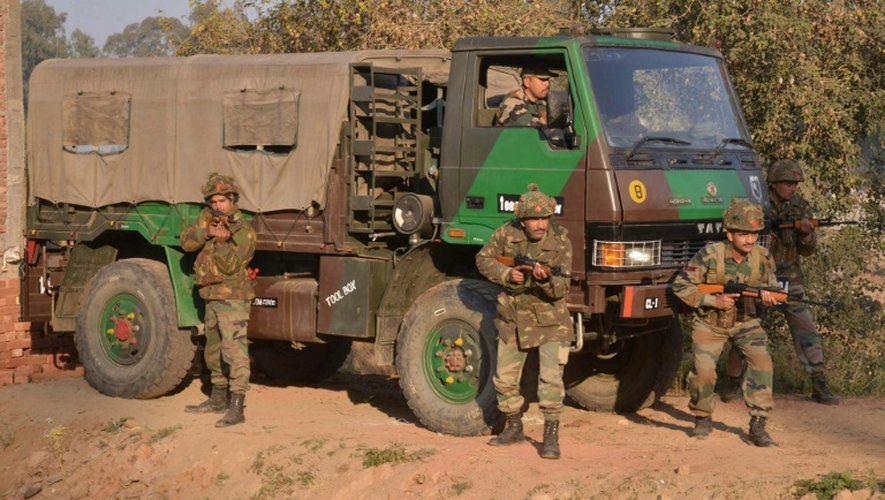 Des soldats indiens prennent position près de la base militaire de Pathankot (Pendjab), le 3 janvier 2016