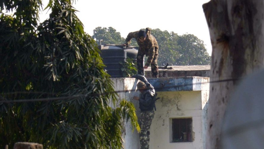 Des forces de l'ordre indiennes se positionnent, le 2 janvier 2016 pour prendre le contrôle de la base militaire de Pathankot, cible d'une attaque d'islamistes présumés
