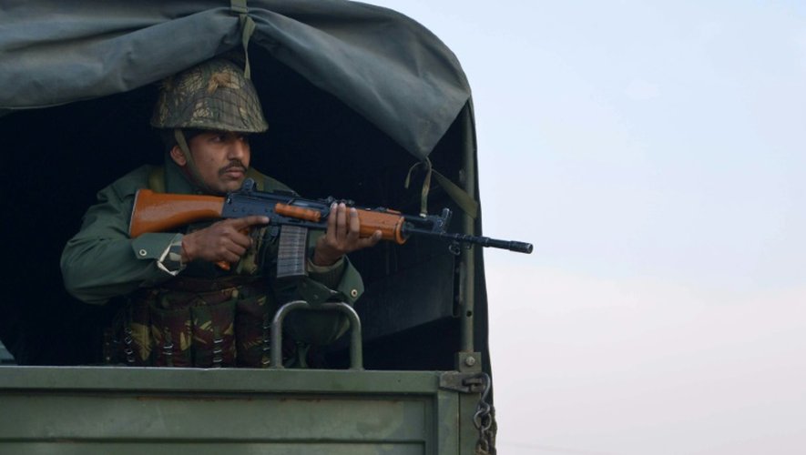 Un soldat indien surveille les environs de la base militaire de Pathankot (Pendjab), le 3 janvier 2016