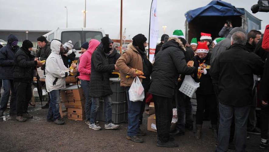 Des migrants le 23 décembre 20147 à Calais en attente de distribution de repas et de cadeaux de Noël