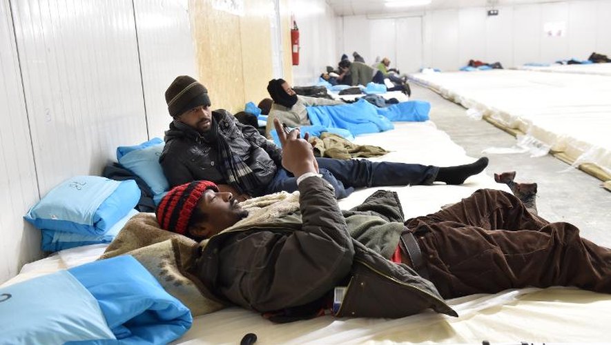 Des migrants dans le hangar destiné à les protéger du froid, le 27 décembre 2014 à Calais