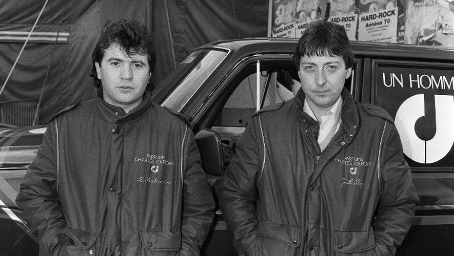 Le chanteur Daniel Balavoine et son coéquipier Jean-Luc Roy le 28 décembre 1984 à l'espace Balard à Paris avant départ du 7ème Paris-Dakar