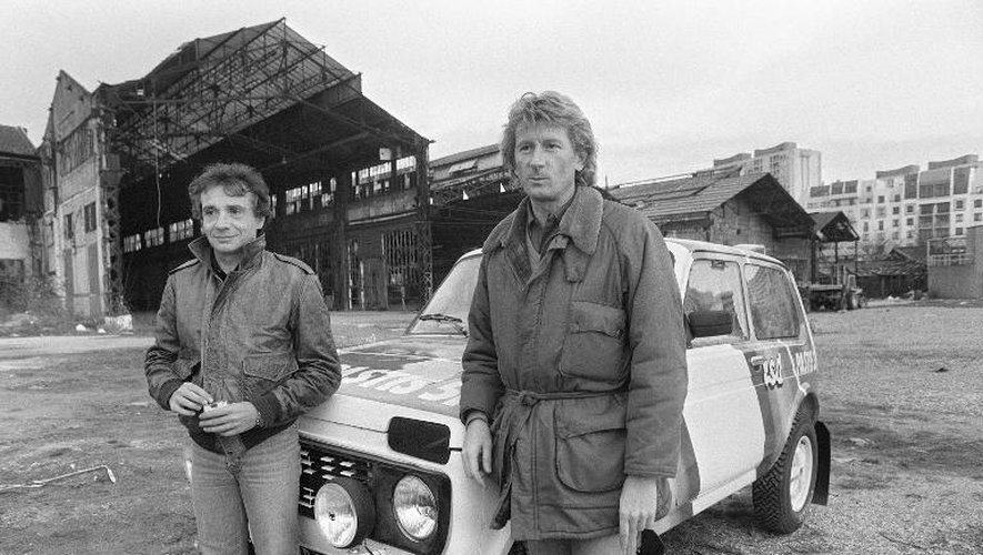 Michel Sardou et Jean-Pierre Jabouille le 27 décembre 1983 à l'espace Balard à Paris devant la Lada Poch, avant l'édition 1984 du rallye Paris-Dakar