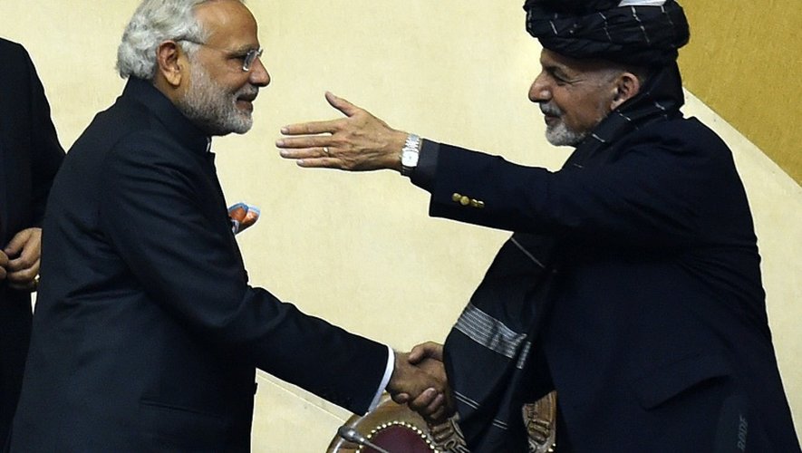 Le Premier ministre indien Narendra Modi (g) serre la main du Président afghan Ashraf Ghani à Kaboul le 25 décembre 2015