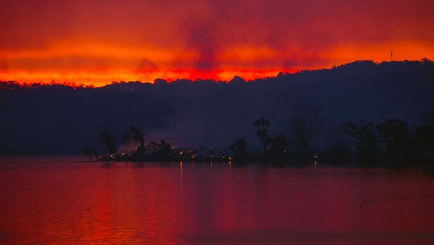 Vue d'incendies dans la région d'Adelaïde, dans le sud de l'Australie, le 3 janvier 2014