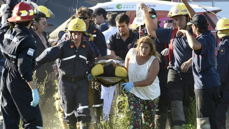 Des spectateurs blessés par la pilote chinoise Meiling Guo lors du prologue du rallye-raid en cours d'évacuation, le 2 janvier 2015 à Buenos Aires