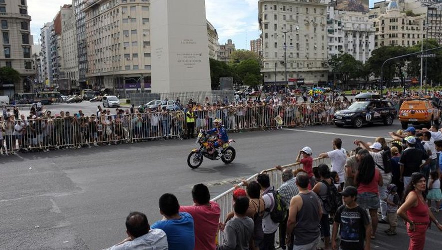 Le public massé derrière les barrières de sécurité pour assister au départ symbolique du Rallye Dakar-2015, le 3 janvier à Buenos Aires