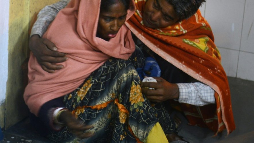 Une femme et son mari à l'hôpitel le 4 janvier 2016 après le violent séisme qui a frappé Siliguri dans le nord-est de l'Inde