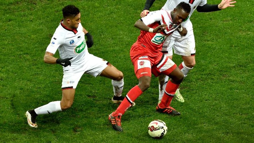 L'attaquant de Valenciennes Abdoul Kaboré (c), à la lutte avec les défenseurs de l'OGC Nice, le 3 janvier 2015 au stade du Hainaut