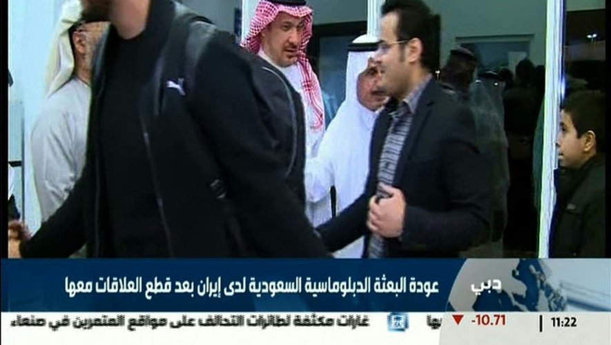 Image extraite de la télévision officielle saoudienne montrant des personnes présentées comme des personnels de l'ambassade d'Arabie saoudite à Téhéran de retour dans leur pays, le 4 janvier 2016