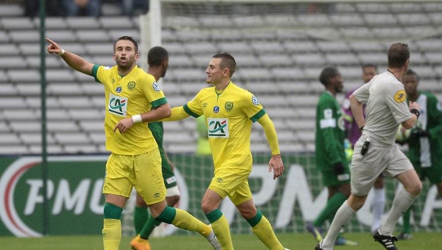 Le milieu du FC Nantes Lucas Deaux (g) est félicité par un coéquipier après son but contre le Club Franciscain, le 3 janvier 2015 à La Beaujoire