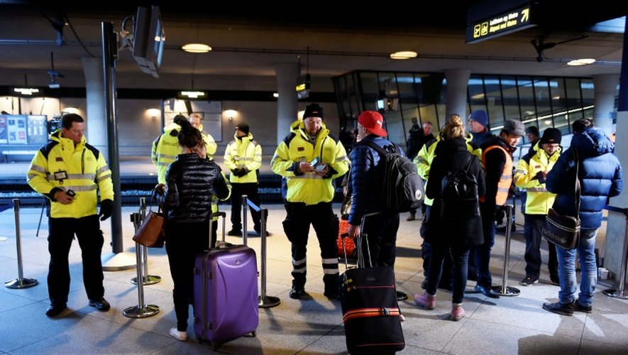 La police contrôle les identités des passagers le 4 janvier 2016 à la gare de Kastrup, à l'aéroport de Copenhague