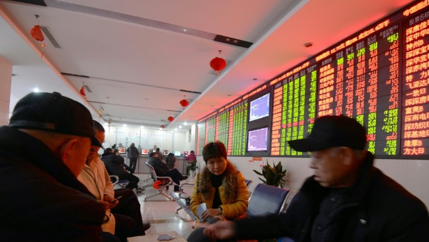 Des investisseurs jouent aux cartes, le 4 janvier 2016 à la Bourse de Fuyang, de la province de l'Anhui, dans l'est de la Chine