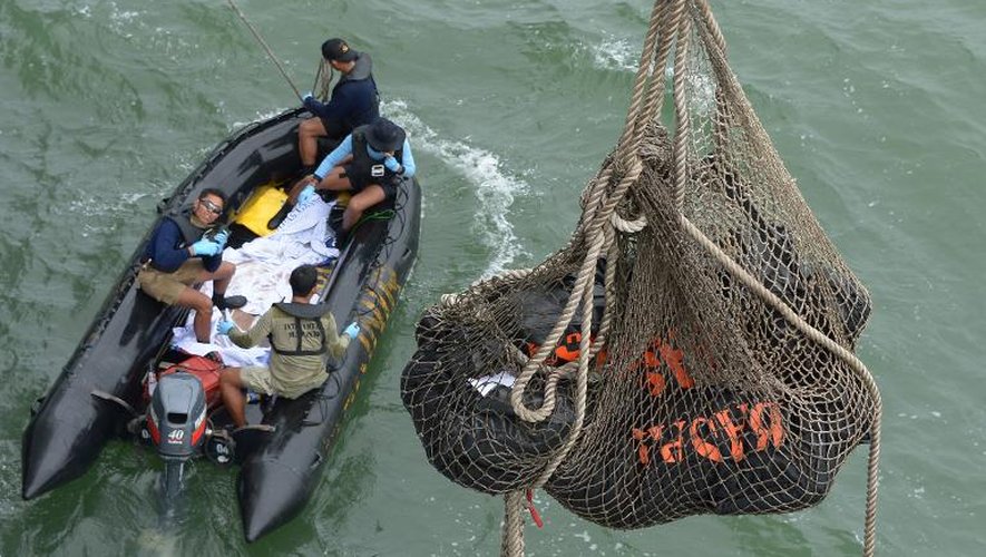 Des corps repêchés par les équipes de secours le 3 janvier 2015 dans la mer de Java
