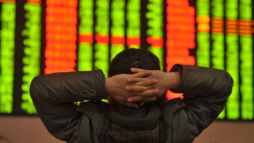 Un investisseur chinois, le 4 janvier 2016 à la Bourse de Fuyang, de la province de l'Anhui, dans l'est de la Chine