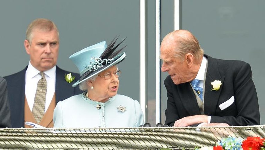 Le prince Andrew, la reine Elisabeth et le prince Philipp le 1er juin 2013 lors du Derby d'Epsomn dans le Surrey