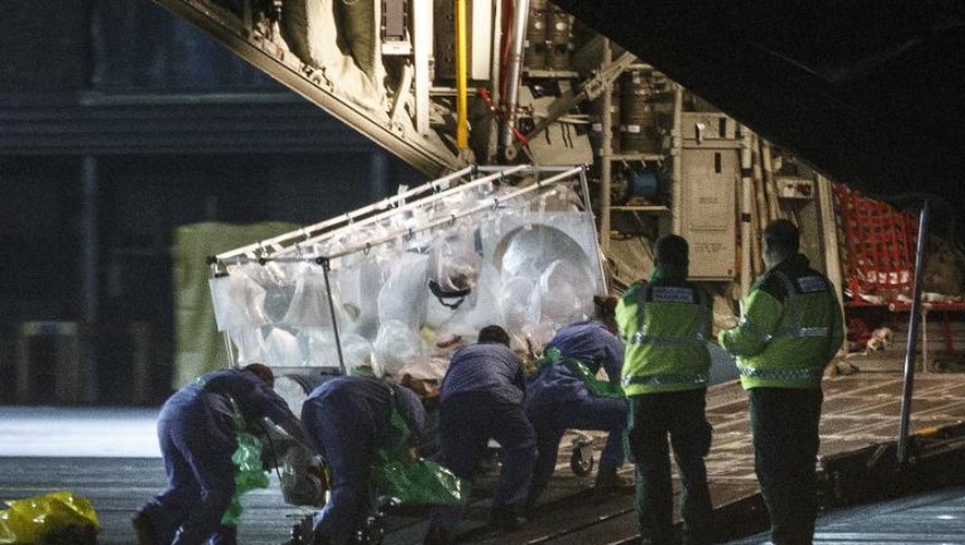 L'infirmière britannique contaminée par Ebola, est placée à l'isolement sous une tente, à son arrivée le 30 décembre 2014 à l'aéroport de Glasgow, de retour de  Sierra Leone