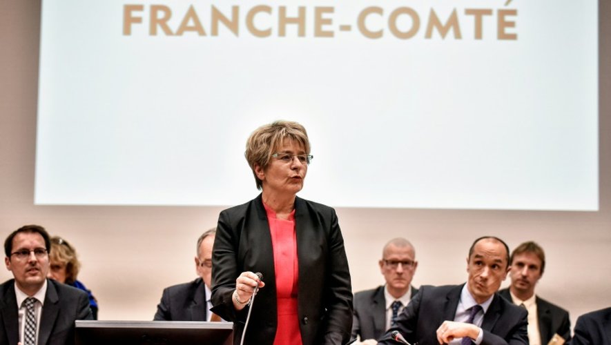 Marie-Guite Dufay (C) s'exprime devant le conseil régional après son élection à la tête de la région Bourgogne-Franche Comté, le 4 janvier 2016