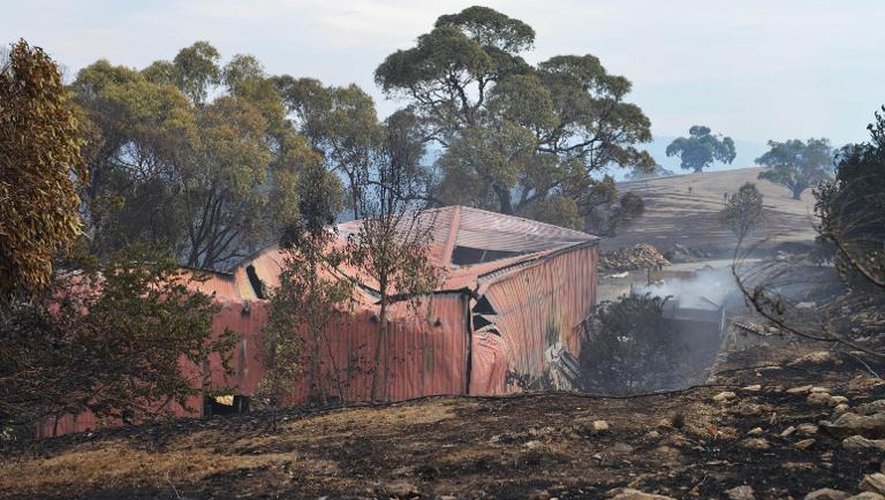 Un hangar détruit par les flammes le 3 janvier 2015 sur les collines d’Adélaïde en Australie
