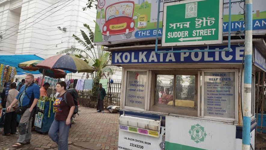 Des touristes étrangers le 4 janvier 2015 devant le commissariat de Kolkata