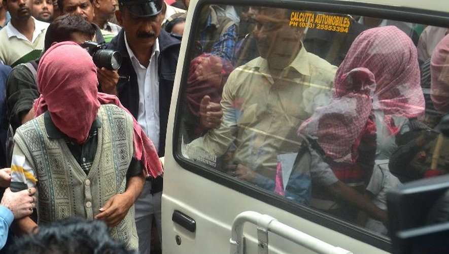 Des hommes soupçonnés d'extorsion et du viol répété d'une touriste japonaise, à leur arrivée le 3 janvier 2015 au tribunal à Calcutta