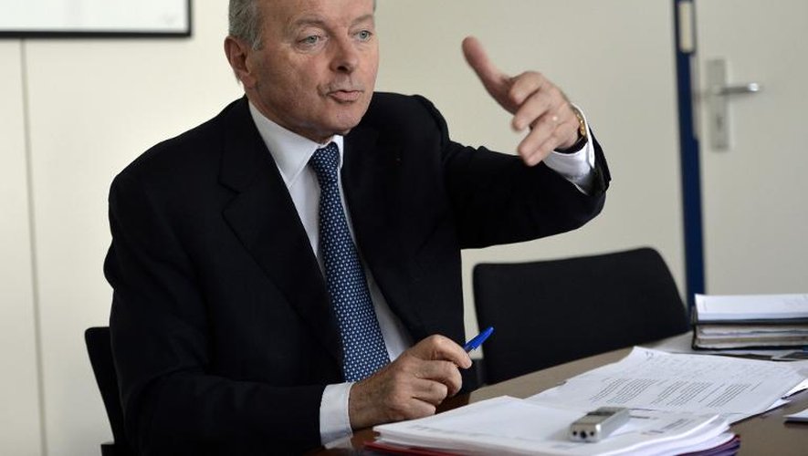 Le Défenseur des droits, Jacques Toubon, dans son bureau le 16 juillet 2014 à Paris