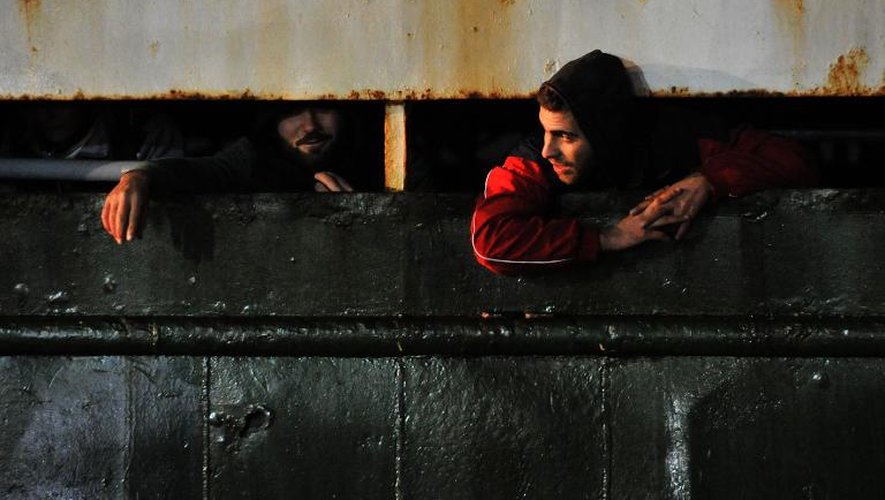 Des migrants à bord d'un cargo abandonné par son équipage, le 3 janvier 2015 à Corgliano en Calabre