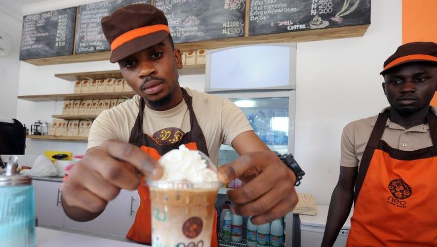 Un employé de la chaîne de café Neo prépare un café glacé à Lagos le 4 décembre 2014