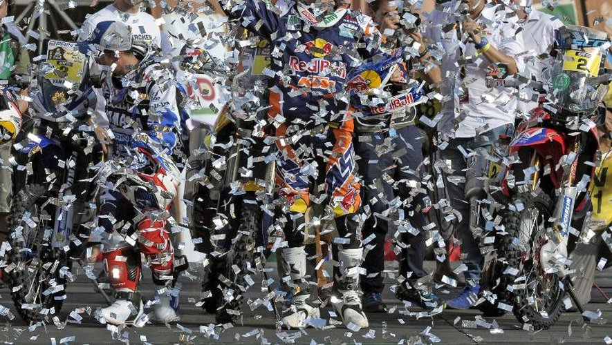 Le motard espagnol de la KTM Marc Coma (c) salue le public sous les confettis avant le départ symbolique du rallye Dakar-2015, le 3 janvier à Buenos Aires