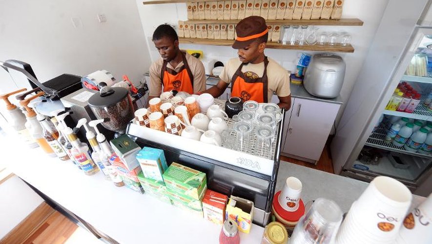 Des employés de la chaîne Neo préparent des cafés pour leurs clients le 4 décembre 2014 à Lagos