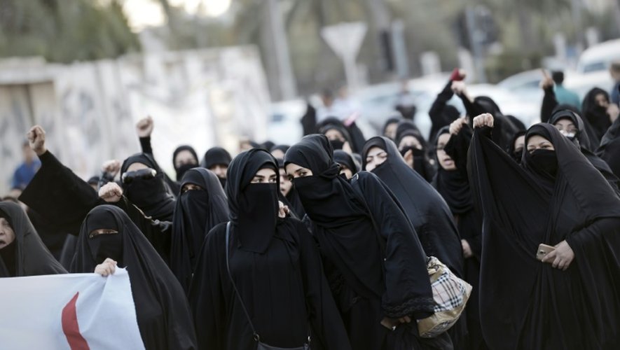 Des femmes de Bahrein manifestent le 2 janvier 2016 à Jidhafs, à l'ouest de Manama après l'exécution par l'Arabie saoudite d'un dignitaire chiite