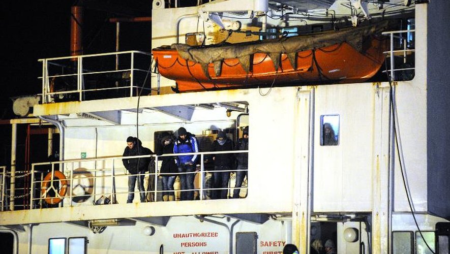 Le cargo Blue Sky M chargé de migrants, à son arrivée le 31 décembre 2014 à Gallipoli