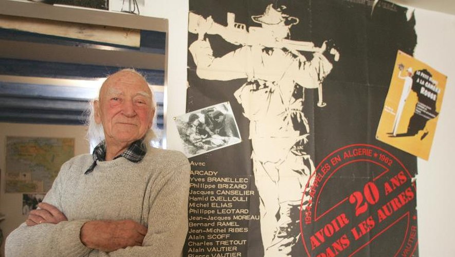 Le cinéaste français René Vautier, pose à côté de l'affiche de son film anticolonialiste de 1948 "Avoir 20 ans dans les Aurès", le 13 février 2008 à son domicile de Cancale