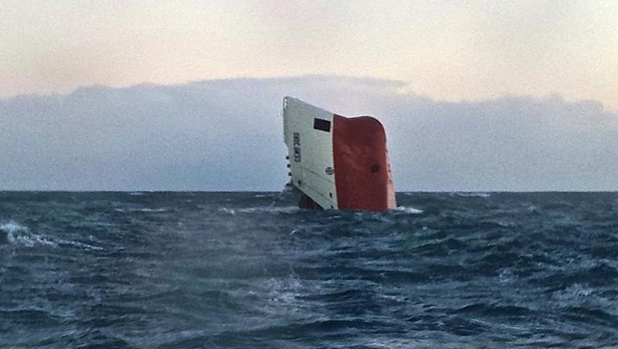 Photographie fournie par l'Institution royale nationale des bateaux de 
sauvetage (RNLI) montrant le cargo Cemfjord, immatriculé à Chypre, qui a fait naufrage au large de Wick le 3 janvier 2015